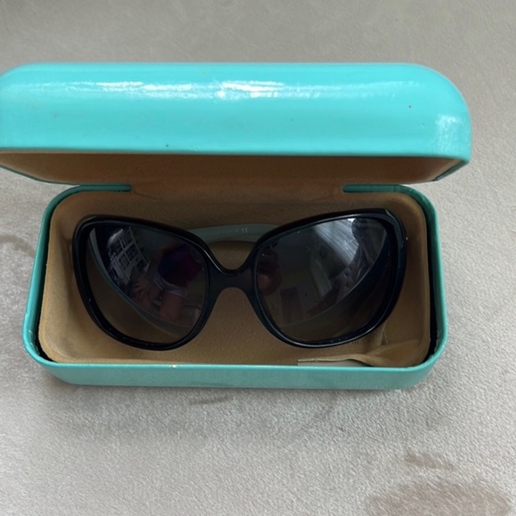 *Tiffany & Co* Oversized Sunglasses w/Heart Skeleton Key Side Accents - Picture 10 of 11